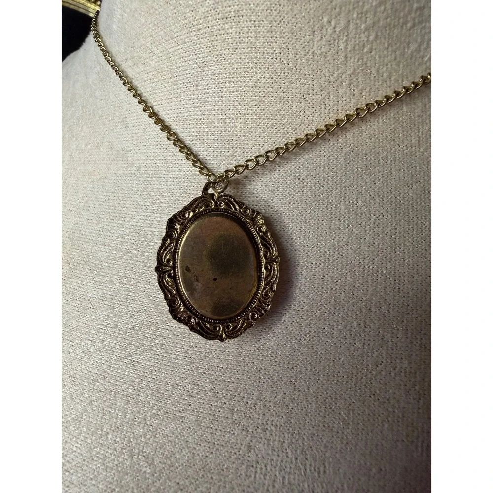 Vintage Gold Tone Oval Faux Tigers Eye Cabochon Pendant Necklace 24 Inch Chain